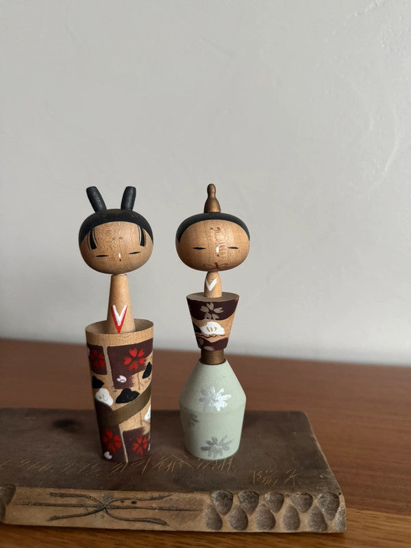 Poupées Kokeshi en Paire à la Silhouette Élégante