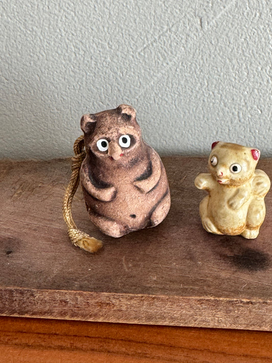 UN TANUKI BLANC ET BRUN