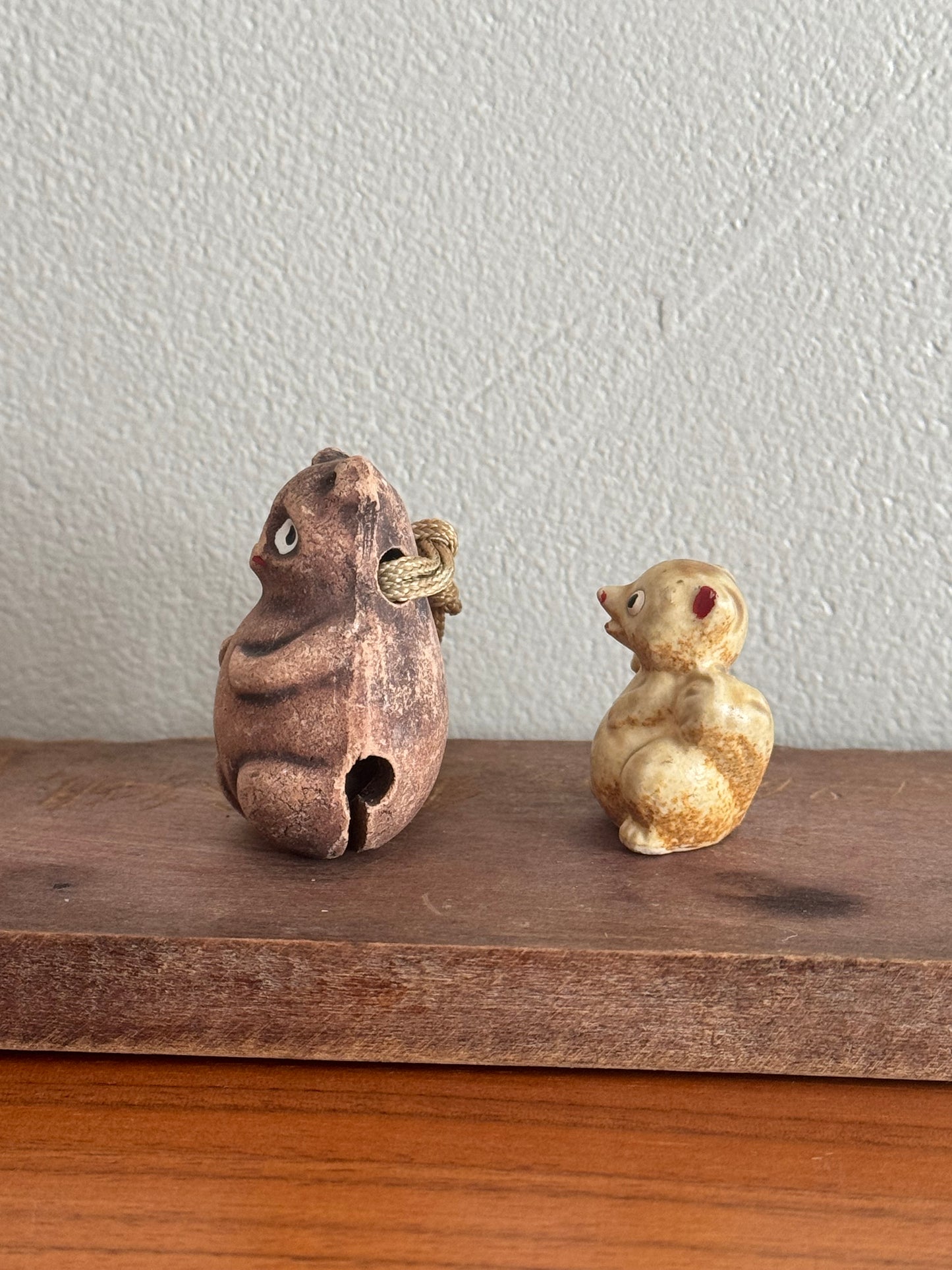 UN TANUKI BLANC ET BRUN