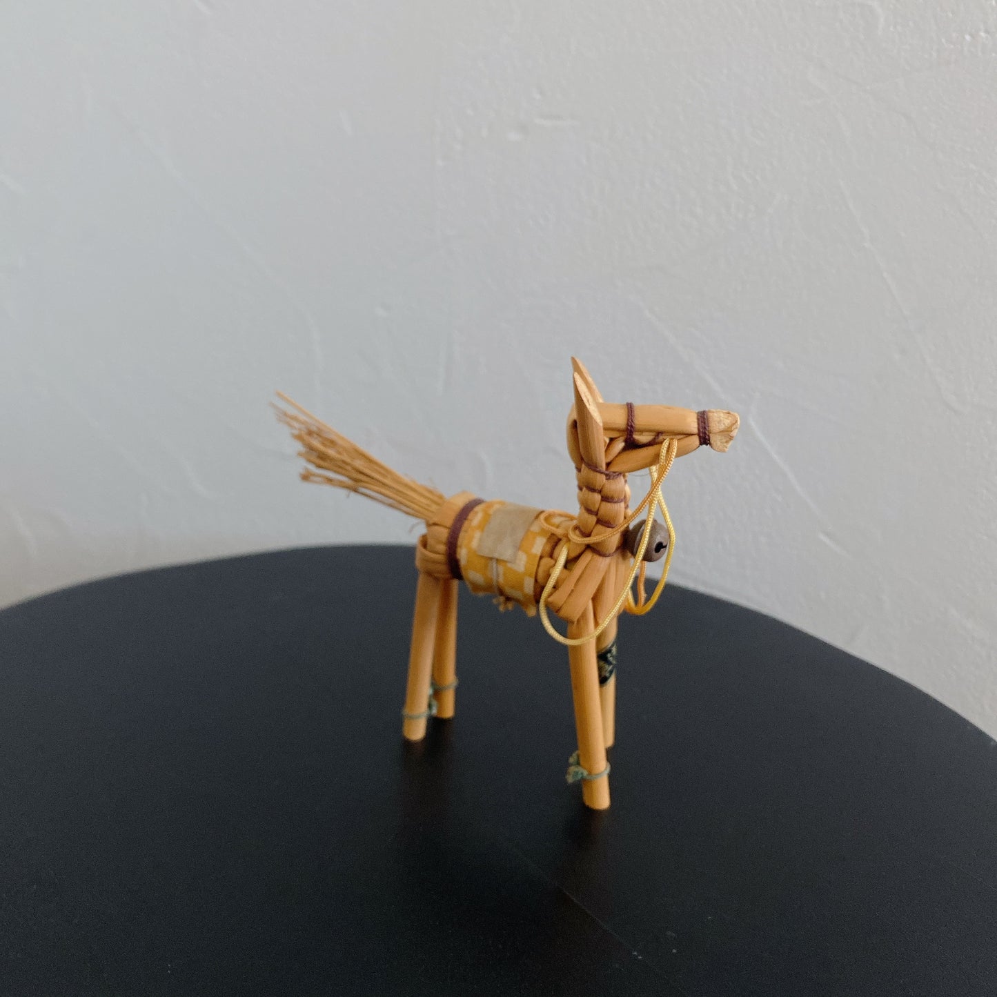 Un Cheval de paille regardant vers le haut