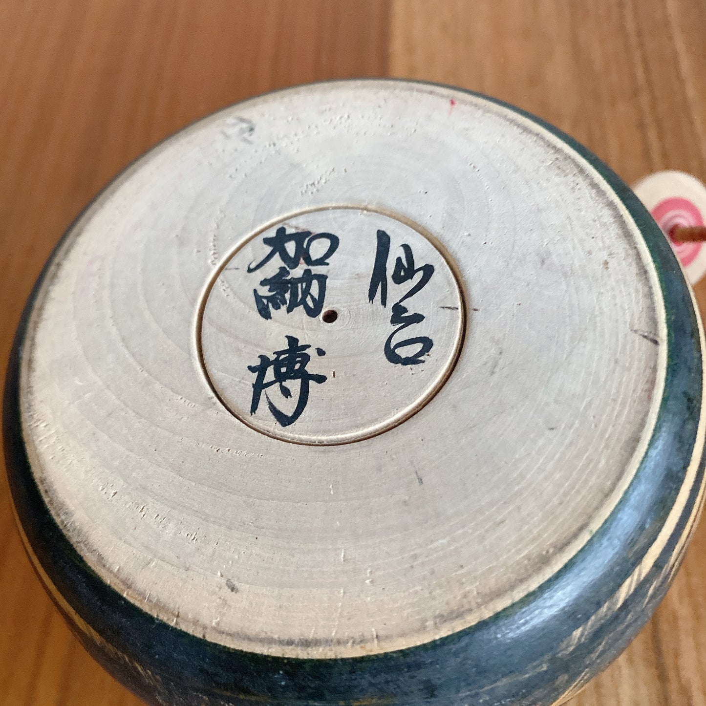 Une poupée kokeshi avec deux visages