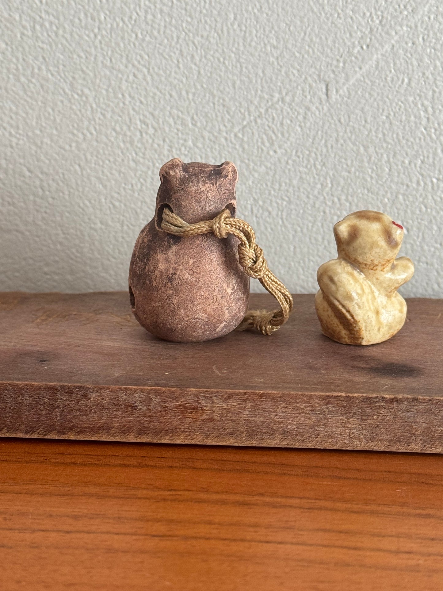 UN TANUKI BLANC ET BRUN