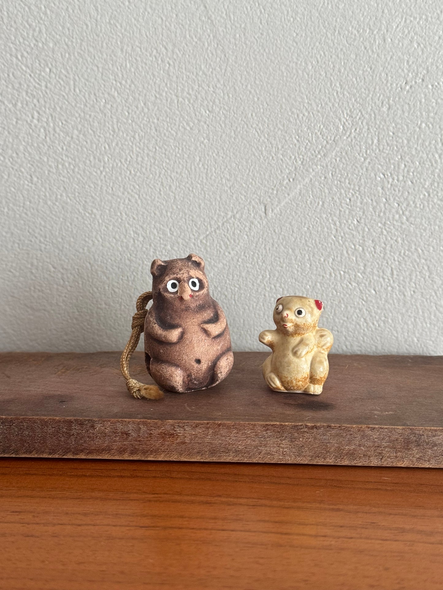 UN TANUKI BLANC ET BRUN