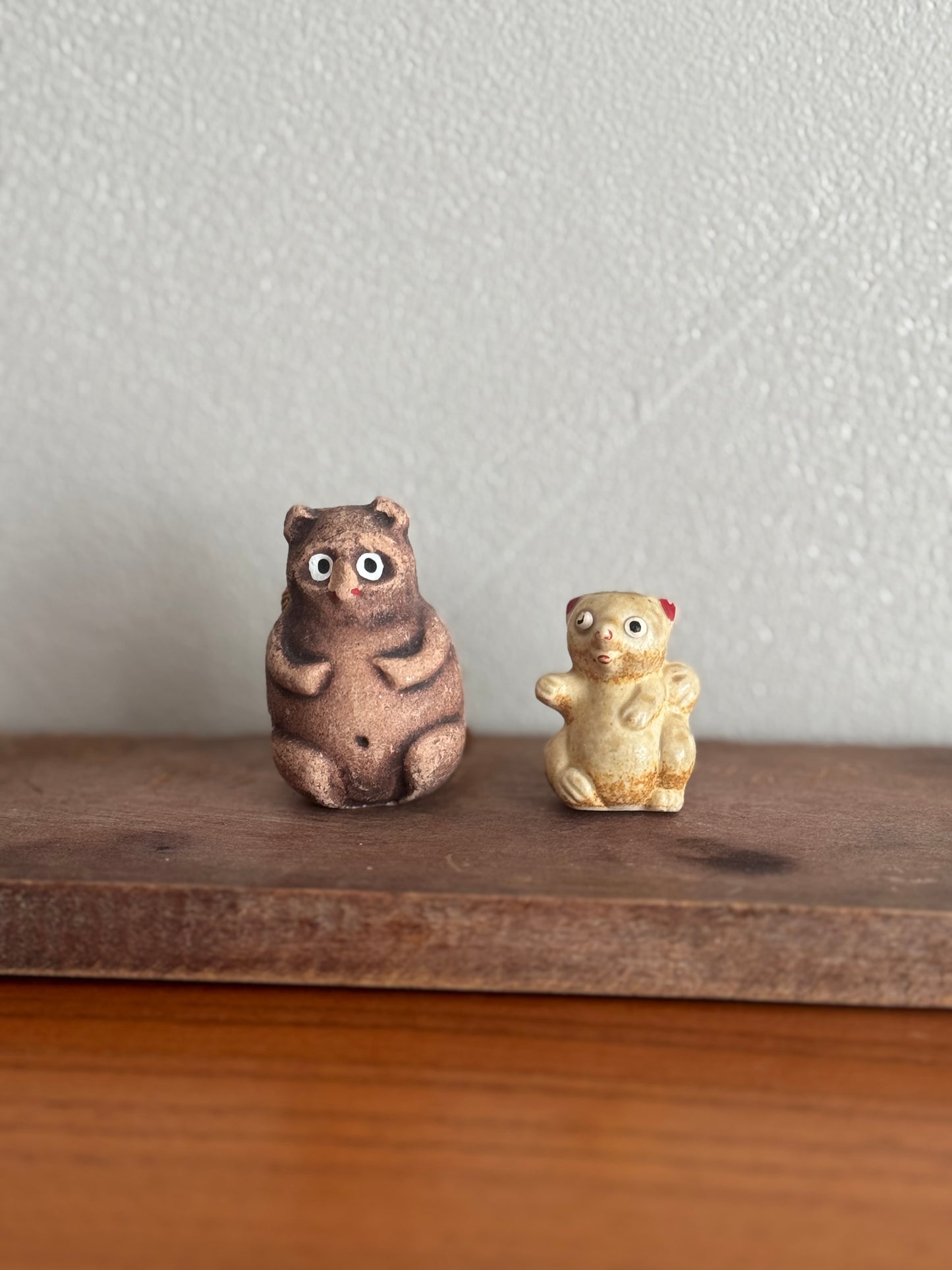 UN TANUKI BLANC ET BRUN