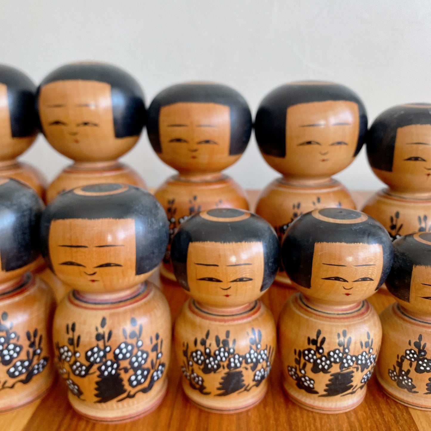 15 poupées kokeshi de style Matryoshka