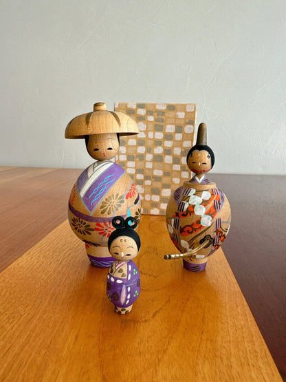 Famille Kokeshi en Habits Élégants