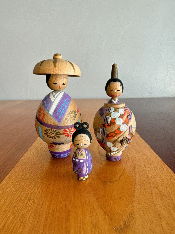 Famille Kokeshi en Habits Élégants