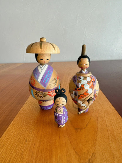 Famille Kokeshi en Habits Élégants