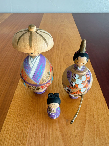 Famille Kokeshi en Habits Élégants