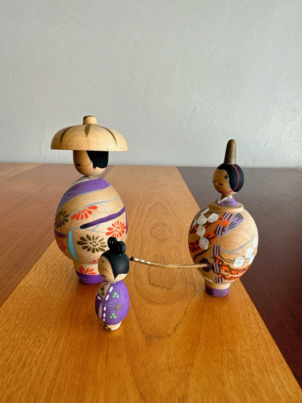 Famille Kokeshi en Habits Élégants