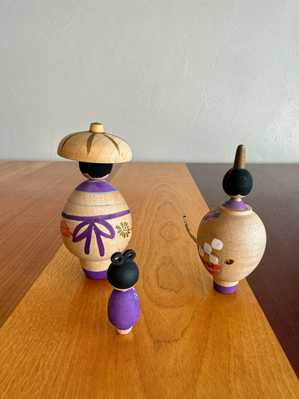 Famille Kokeshi en Habits Élégants