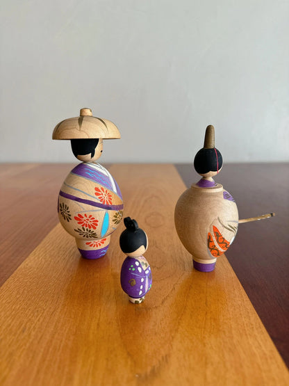 Famille Kokeshi en Habits Élégants