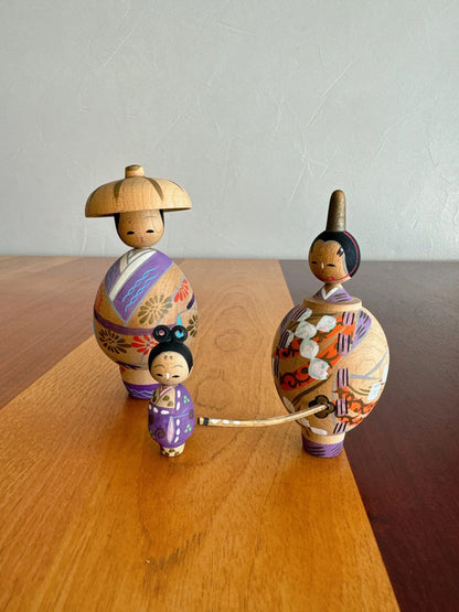 Famille Kokeshi en Habits Élégants