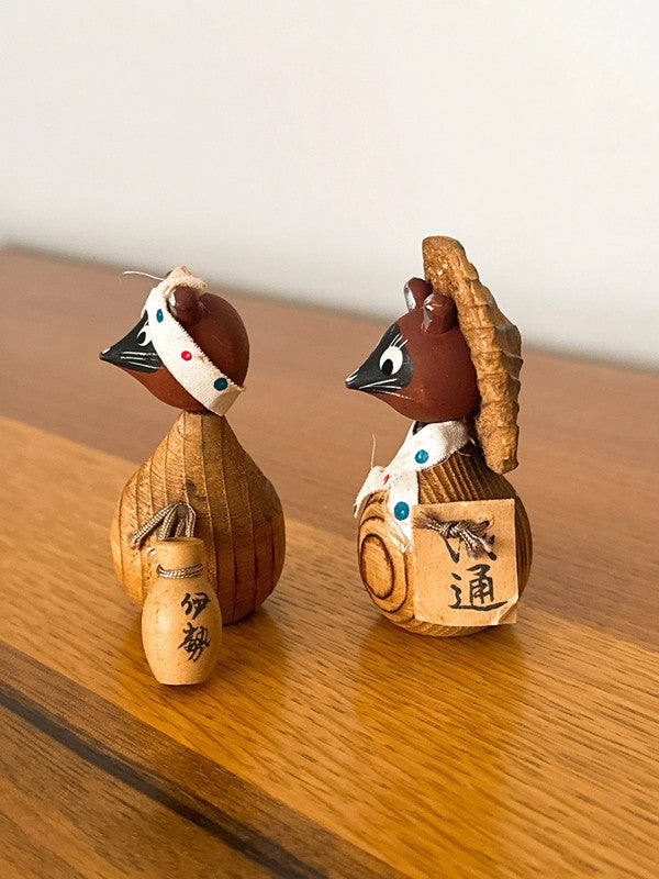 PAIRE DE TANUKI EN TENUGUI JAPONAIS