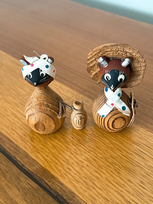 PAIRE DE TANUKI EN TENUGUI JAPONAIS