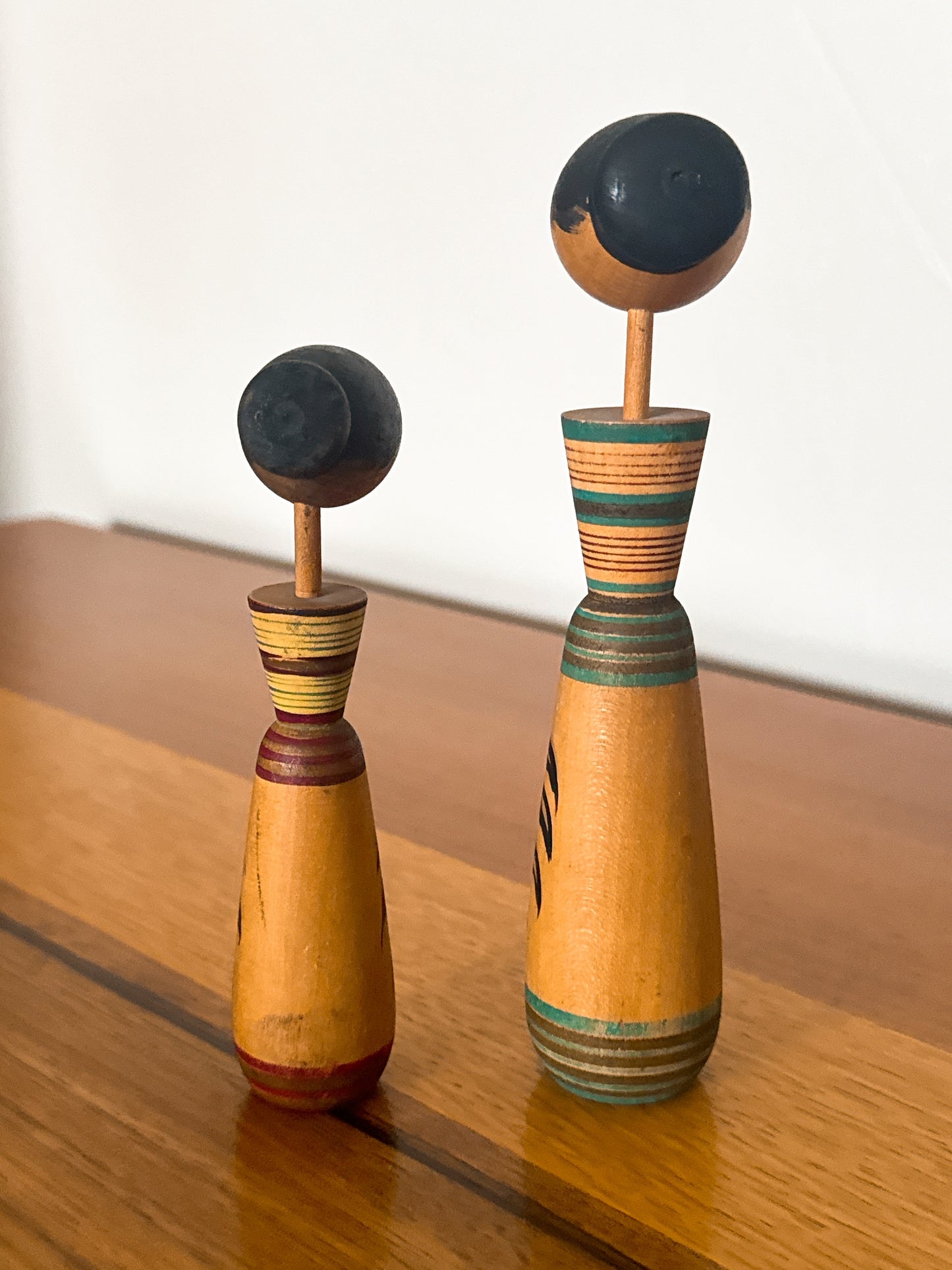 PAIRE DE KOKESHI CRÉATIVES AUX COULEURS TRADITIONNELLES