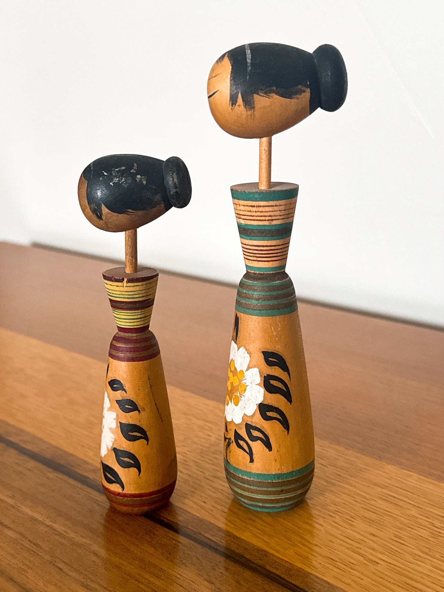 PAIRE DE KOKESHI CRÉATIVES AUX COULEURS TRADITIONNELLES