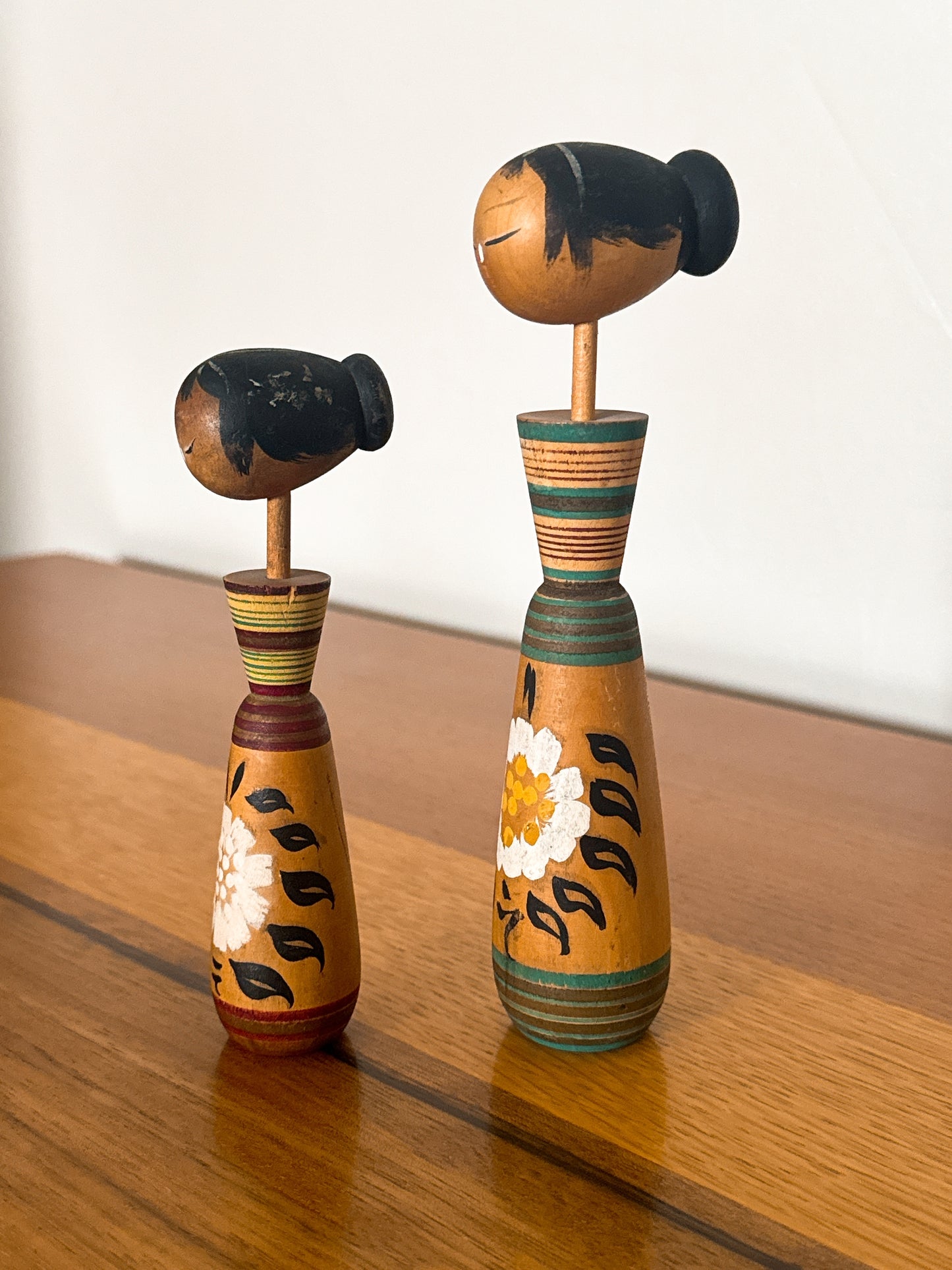 PAIRE DE KOKESHI CRÉATIVES AUX COULEURS TRADITIONNELLES