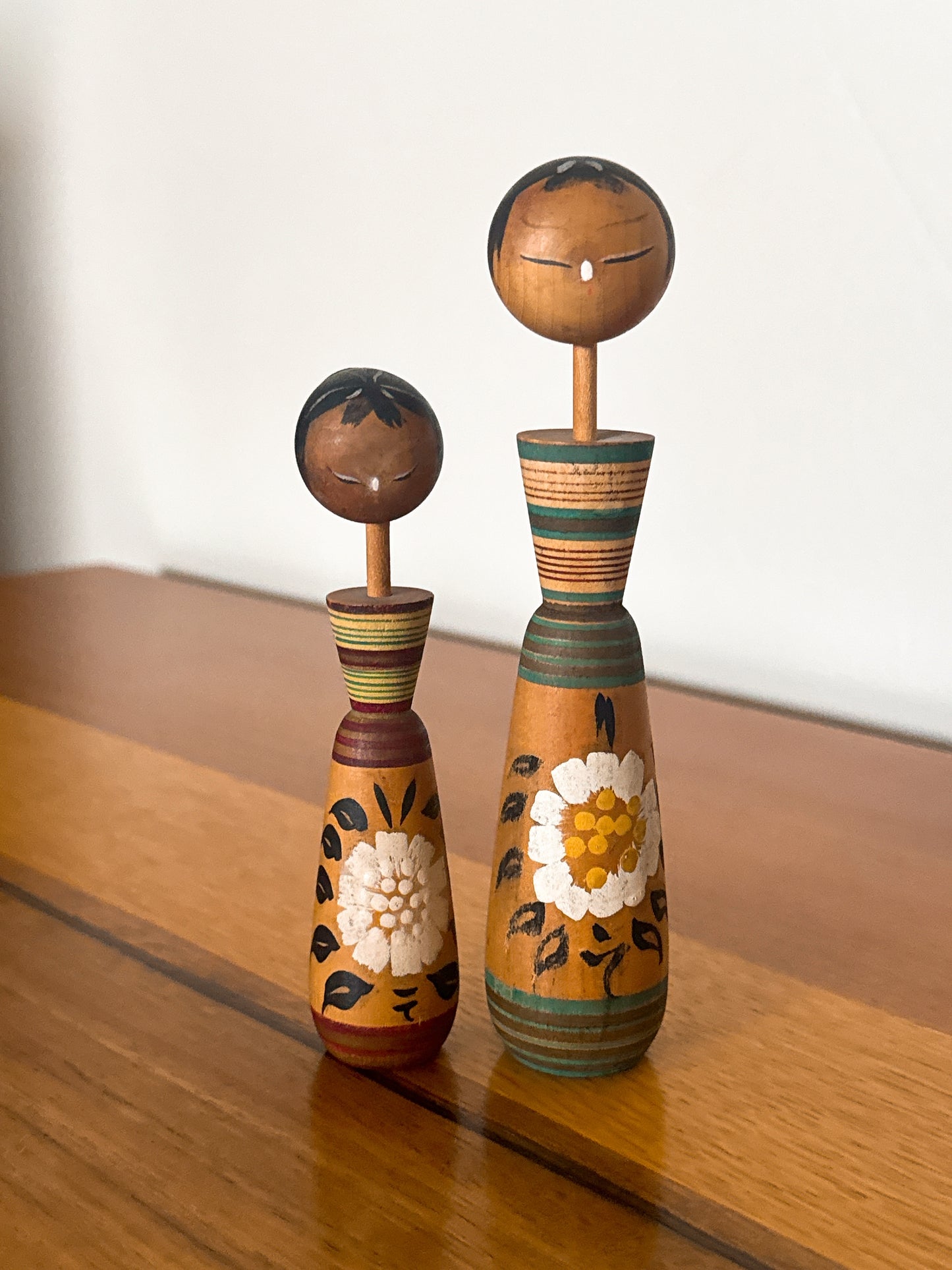 PAIRE DE KOKESHI CRÉATIVES AUX COULEURS TRADITIONNELLES