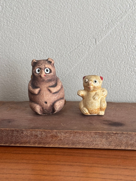 UN TANUKI BLANC ET BRUN