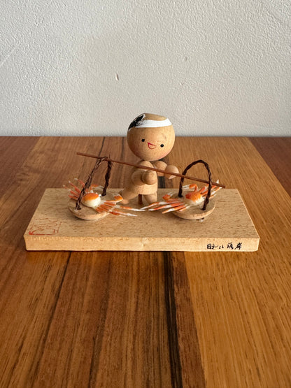 KOKESHI AU CRABE – PIÈCE UNIQUE ET EXPRESSIVE