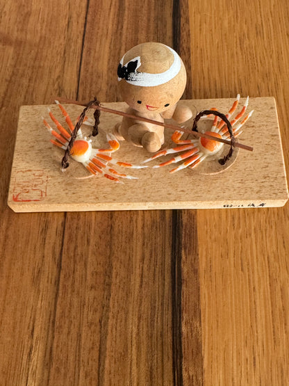 KOKESHI AU CRABE – PIÈCE UNIQUE ET EXPRESSIVE