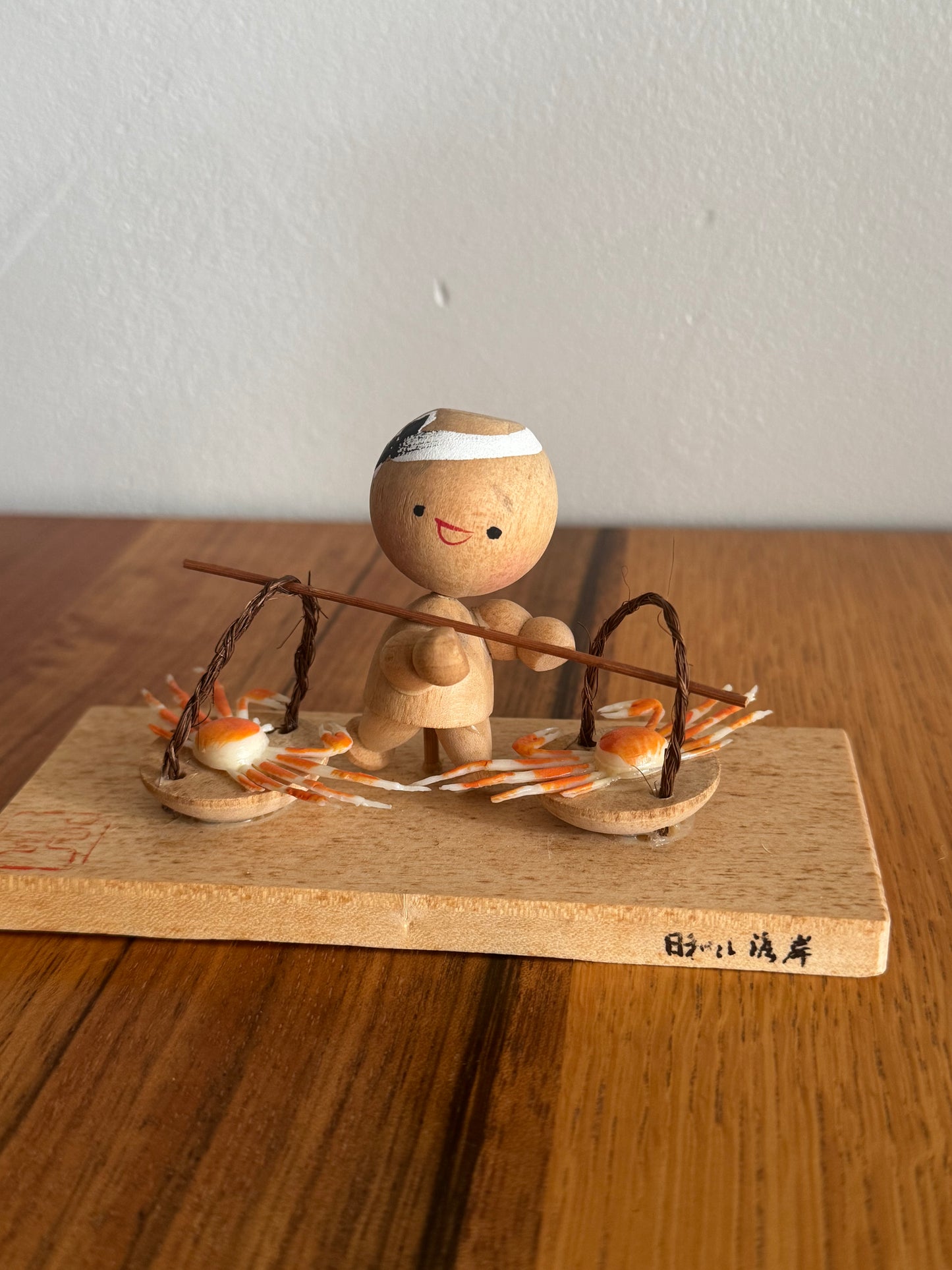 KOKESHI AU CRABE – PIÈCE UNIQUE ET EXPRESSIVE