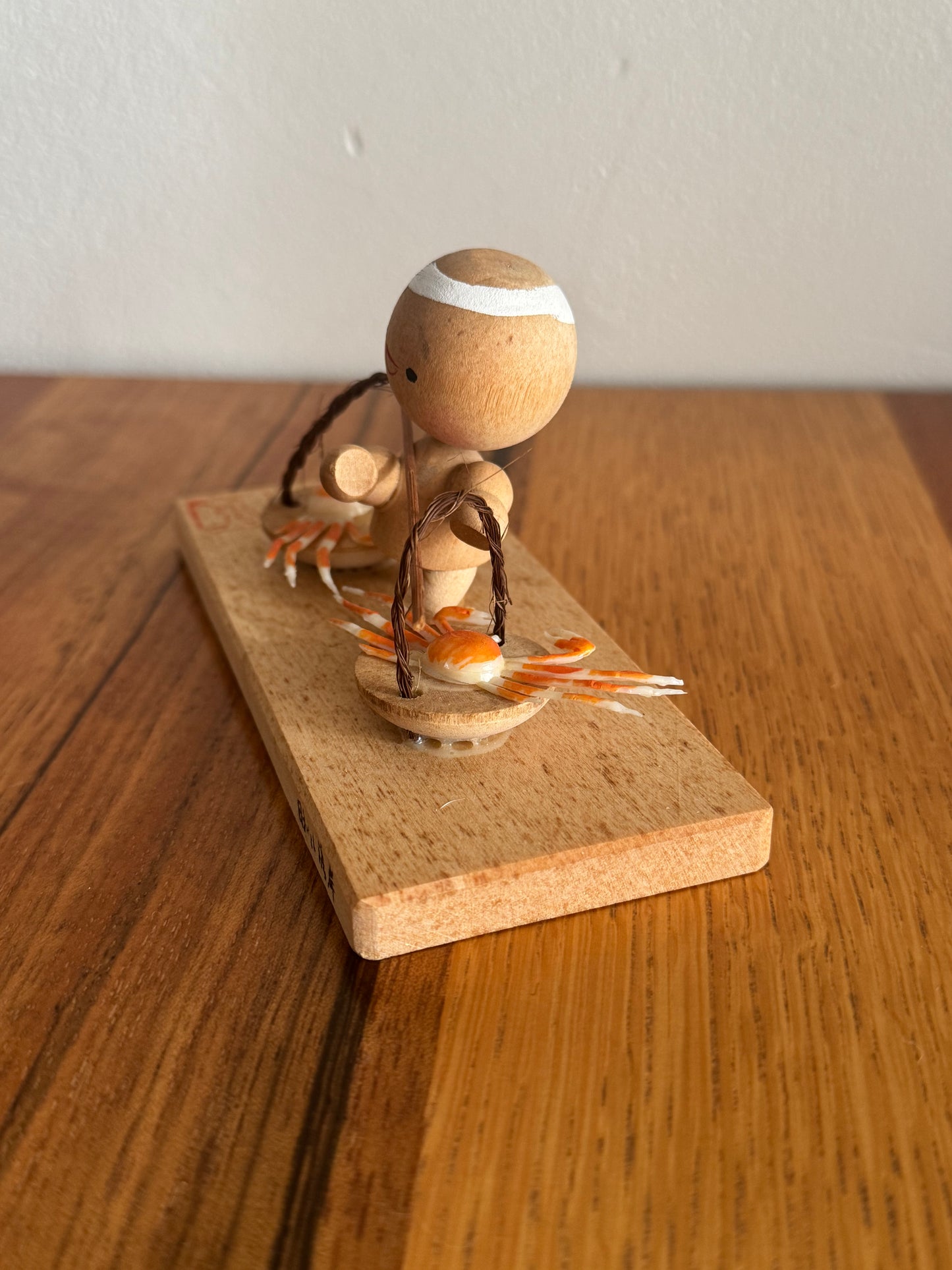KOKESHI AU CRABE – PIÈCE UNIQUE ET EXPRESSIVE