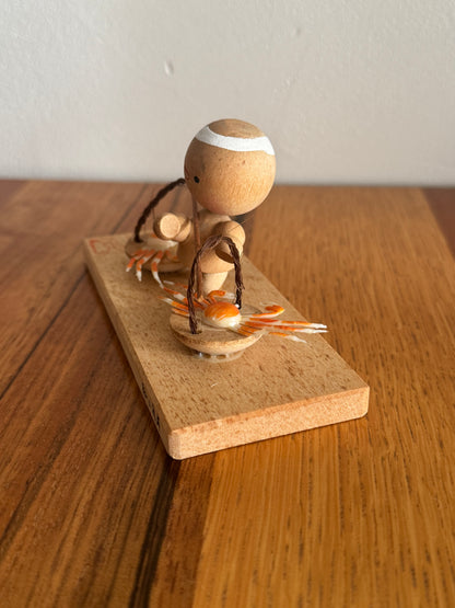 KOKESHI AU CRABE – PIÈCE UNIQUE ET EXPRESSIVE