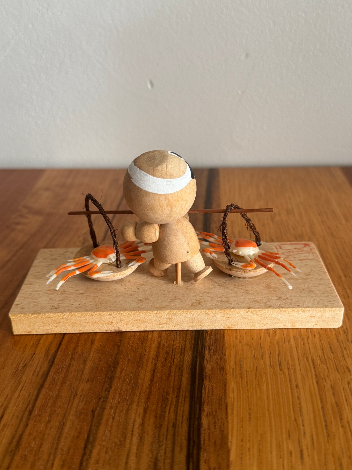 KOKESHI AU CRABE – PIÈCE UNIQUE ET EXPRESSIVE