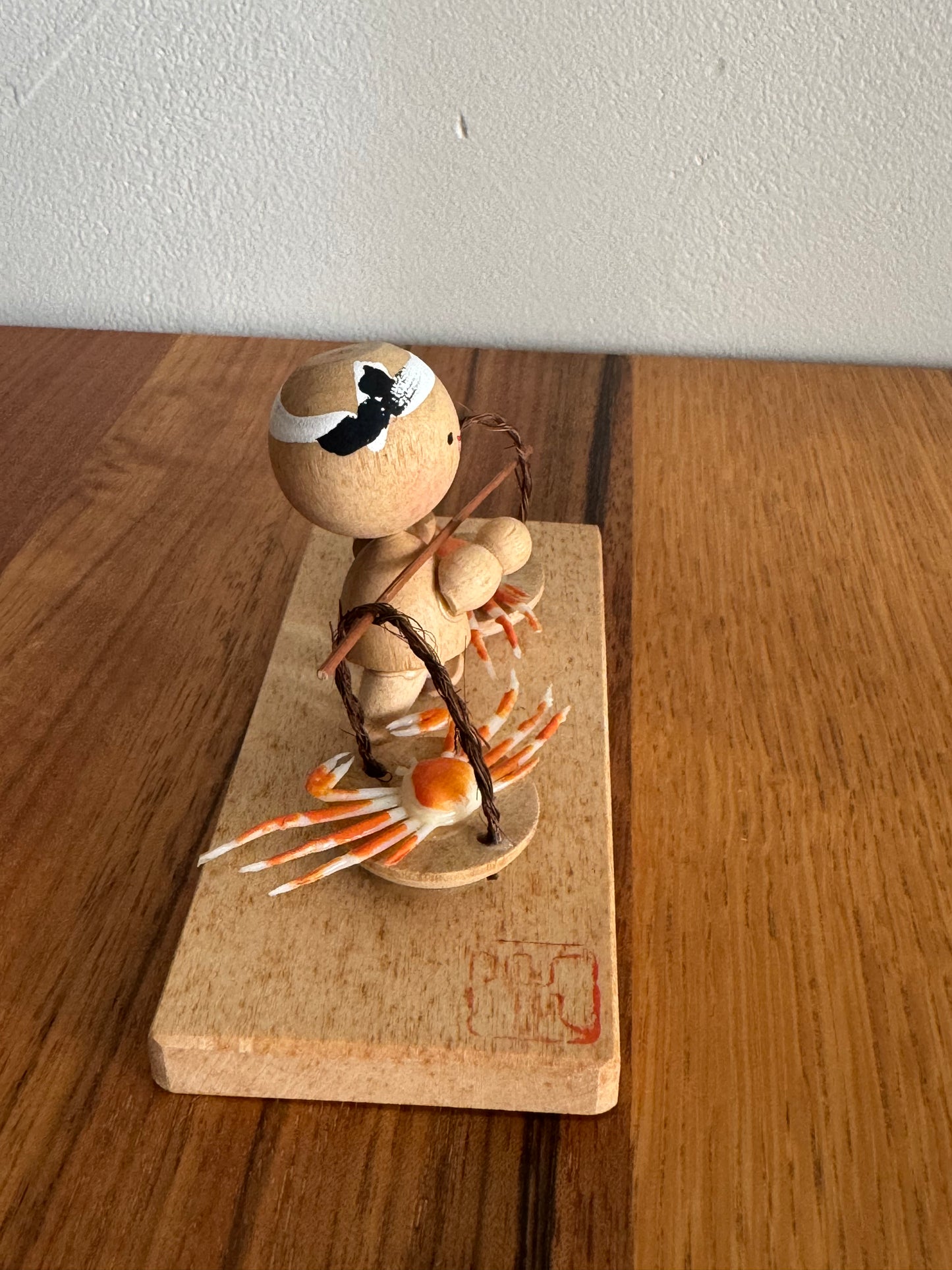KOKESHI AU CRABE – PIÈCE UNIQUE ET EXPRESSIVE