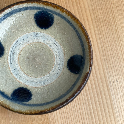 Un magnifique petit plat d'un bleu indigo